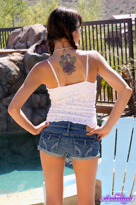 Andi Land invite you to explore a free photos with Andi exhibit hot body