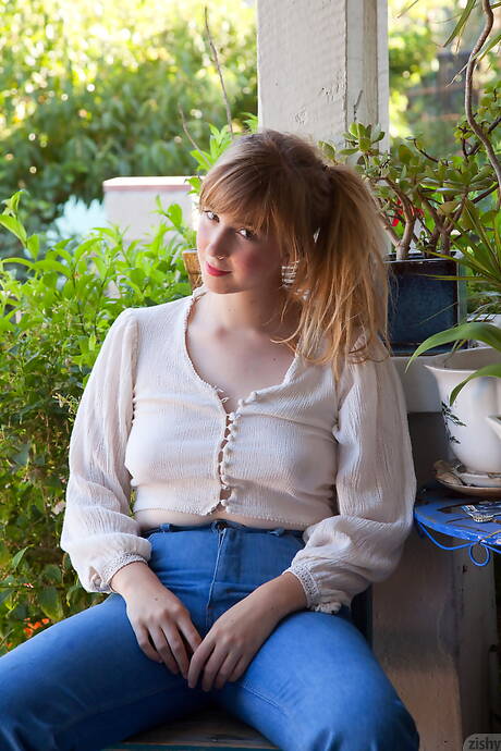 Zishy offers a free pic gallery with Tilly Hannon demonstrating well-done shape